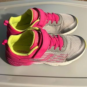 Saucony Girls 5.5 XWIDE Grey/Pink - GUC